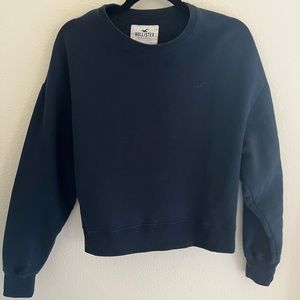 Cute cropped Hollister crew neck!